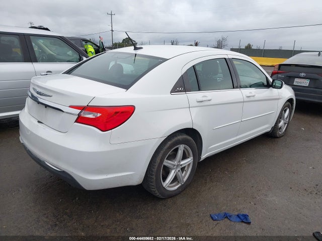 Chrysler 200 LX 2014 1C3CCBAB6EN238028 Image 4