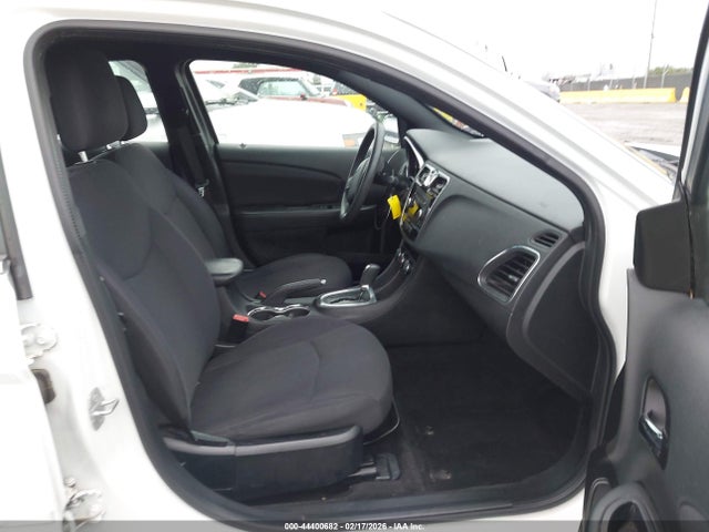 Chrysler 200 LX 2014 1C3CCBAB6EN238028 Image 5