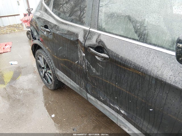 JN1BJ1CR1HW108788 Nissan Rogue Sport Sl