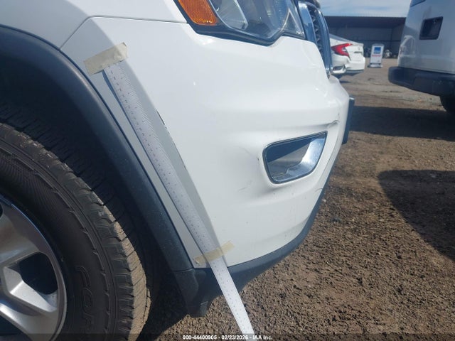 1C4RJEAG8HC856105 Jeep Grand Cherokee Laredo 4x2