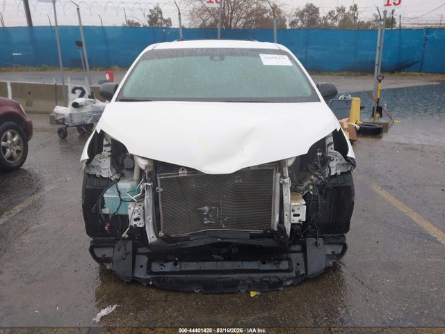 5TDXZ3DC8KS001469 Toyota Sienna Se 8 Passenger