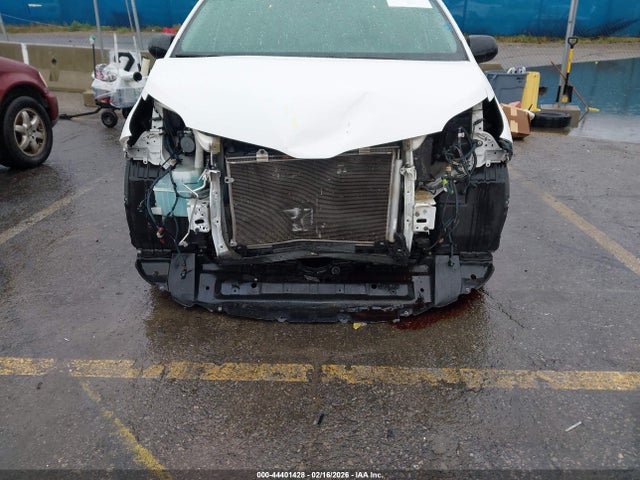 5TDXZ3DC8KS001469 Toyota Sienna Se 8 Passenger