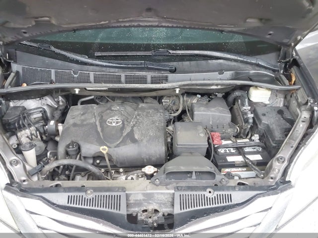 5TDKZ3DC5HS843057 Toyota Sienna Le 8 Passenger