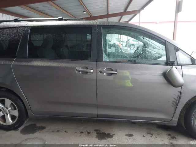 5TDKZ3DC5HS843057 Toyota Sienna Le 8 Passenger