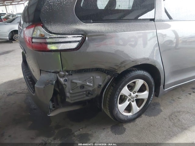 5TDKZ3DC5HS843057 Toyota Sienna Le 8 Passenger