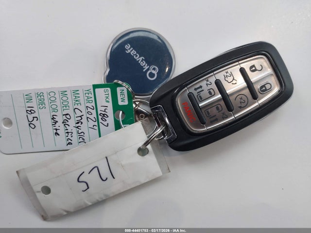 Продажа на аукционе авто 2024 Chrysler Pacifica Touring L, vin: 2C4RC1BG8RR151850, номер лота: 44401753