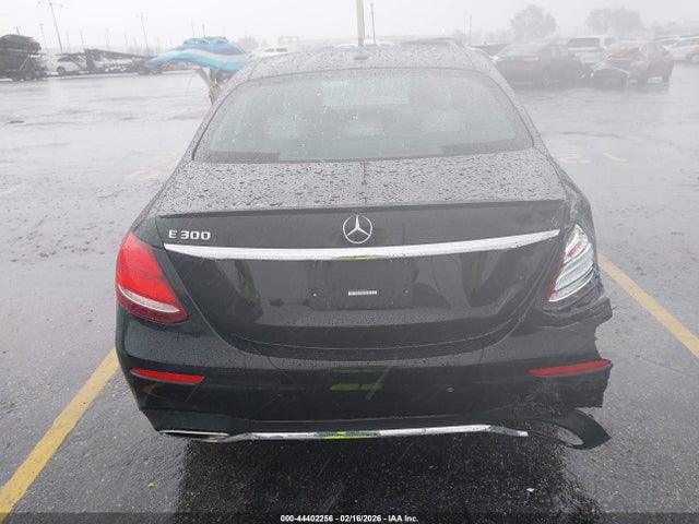 Mercedes-Benz E 300 2018 WDDZF4JB3JA395984 Image 16