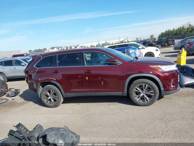 5TDZARFHXKS053049 Toyota Highlander Le