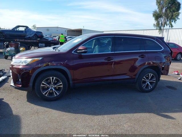 5TDZARFHXKS053049 Toyota Highlander Le