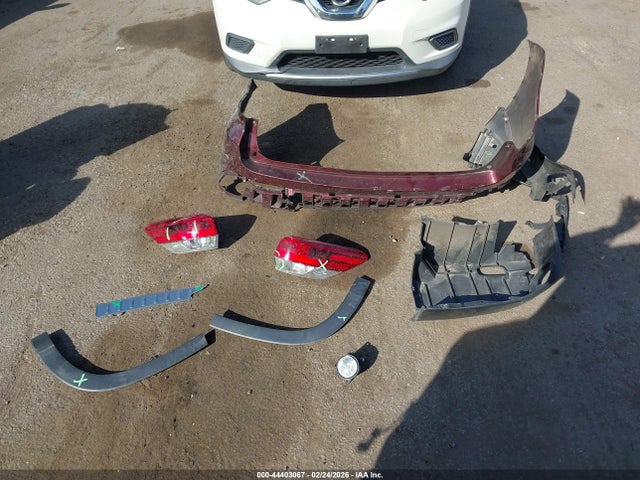 5TDZARFHXKS053049 Toyota Highlander Le