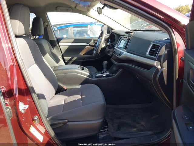 5TDZARFHXKS053049 Toyota Highlander Le