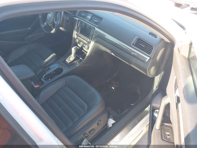 2017 Volkswagen Passat 1.8t Sel Premium მანქანა იყიდება აუქციონზე, vin: 1VWCT7A31HC067381, აუქციონის ნომერი: 44403145