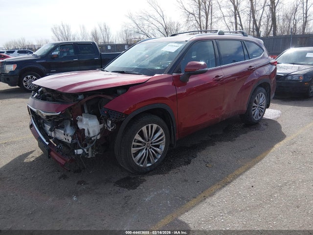 Toyota Highlander Platinum 2022 5TDFZRBH2NS196244 Image 2