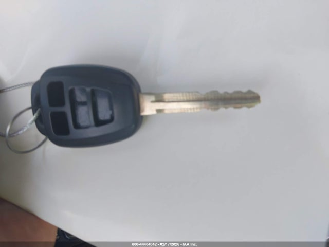 44404042 :رقم المزاد ، 5YFBURHEXJP835077 vin ، 2018 Toyota Corolla L مزاد بيع