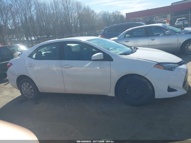 44404042 :رقم المزاد ، 5YFBURHEXJP835077 vin ، 2018 Toyota Corolla L مزاد بيع