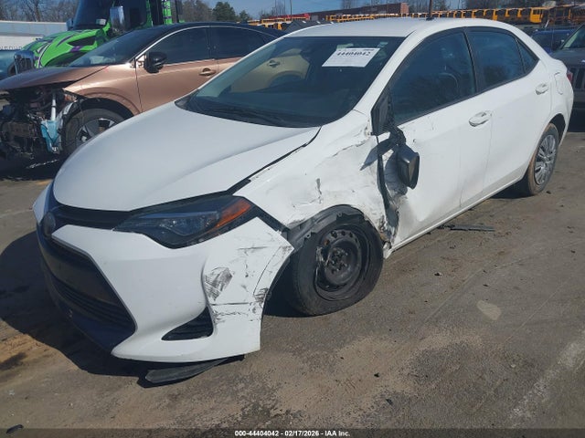 44404042 :رقم المزاد ، 5YFBURHEXJP835077 vin ، 2018 Toyota Corolla L مزاد بيع