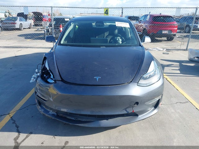 44404506 :رقم المزاد ، 5YJ3E1EA3JF037682 vin ، 2018 Tesla Model 3 Long Range/mid Range مزاد بيع