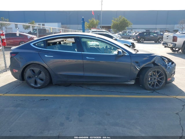 44404506 :رقم المزاد ، 5YJ3E1EA3JF037682 vin ، 2018 Tesla Model 3 Long Range/mid Range مزاد بيع