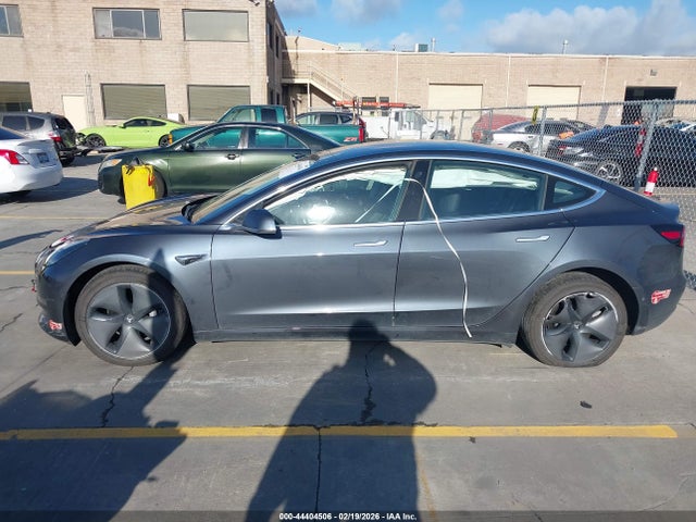 44404506 :رقم المزاد ، 5YJ3E1EA3JF037682 vin ، 2018 Tesla Model 3 Long Range/mid Range مزاد بيع