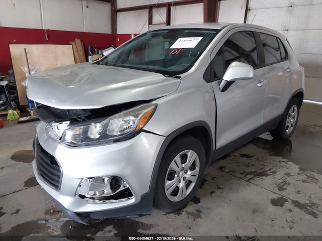 Chevrolet TRAX LS 2018 3GNCJKSB8JL220860 Image 2