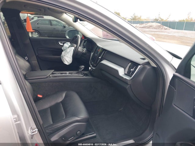 2018 VOLVO XC60 LYVA22RKXJB110315 Photo 4