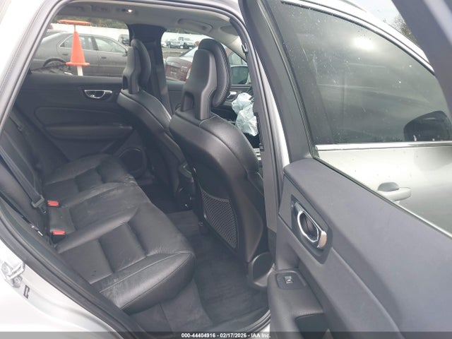 2018 VOLVO XC60 LYVA22RKXJB110315 Photo 7