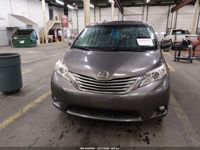 5TDDZ3DC6HS172961 Toyota Sienna Xle Premium 7 Passenger