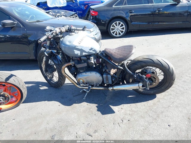 SMTD42HL8HT815882 Triumph Motorcycle Bonneville Bobber