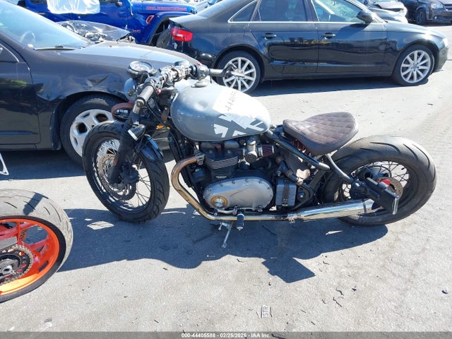 2017 TRIUMPH MOTORCYCLE BONNEVILLE SMTD42HL8HT815882 Photo 8