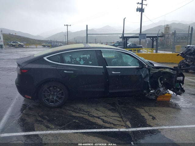 Продажа на аукционе авто 2018 Tesla Model 3 Long Range/mid Range, vin: 5YJ3E1EA4JF010135, номер лота: 44405635