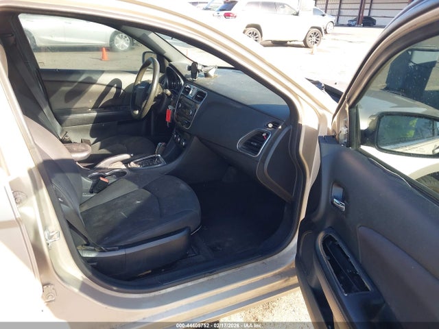 44405752 :رقم المزاد ، 1C3CCBAB8EN146712 vin ، 2014 Chrysler 200 Lx مزاد بيع