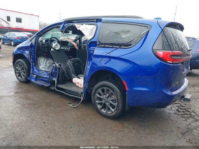 2021 CHRYSLER PACIFICA 2C4RC1BG8MR556440 Photo 2