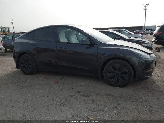 2024 Tesla Model Y Long Range Dual Motor All-wheel Drive მანქანა იყიდება აუქციონზე, vin: 7SAYGAEE5RF124565, აუქციონის ნომერი: 44407505