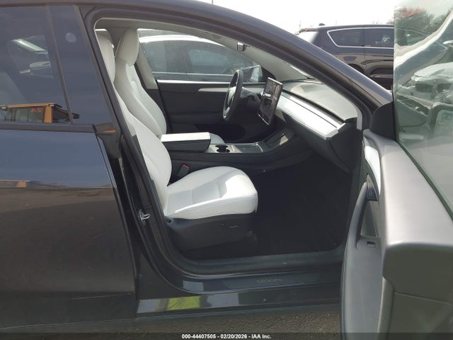 2024 Tesla Model Y Long Range Dual Motor All-wheel Drive მანქანა იყიდება აუქციონზე, vin: 7SAYGAEE5RF124565, აუქციონის ნომერი: 44407505