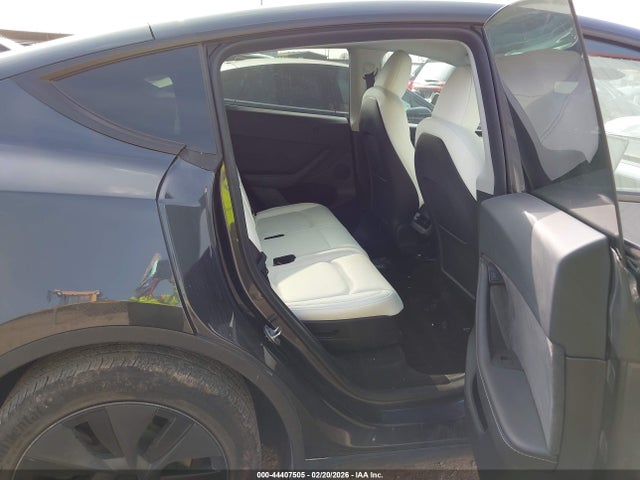 2024 Tesla Model Y Long Range Dual Motor All-wheel Drive მანქანა იყიდება აუქციონზე, vin: 7SAYGAEE5RF124565, აუქციონის ნომერი: 44407505