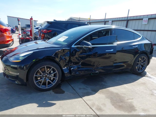 44408854 :رقم المزاد ، 5YJ3E1EB1JF072021 vin ، 2018 Tesla Model 3 Long Range/performance مزاد بيع