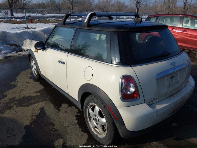 2011 MINI COOPER WMWSU3C56BT097967 Photo 2
