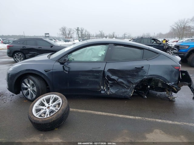 Продажа на аукционе авто 2024 Tesla Model Y Long Range Dual Motor All-wheel Drive, vin: 7SAYGAEE7RF027187, номер лота: 44409755