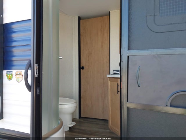 44409777 :رقم المزاد ، 4X4TCKE23PX160170 vin ، 2023 Forest River Cherokee Grey Wolf 29te Travel Trailer مزاد بيع