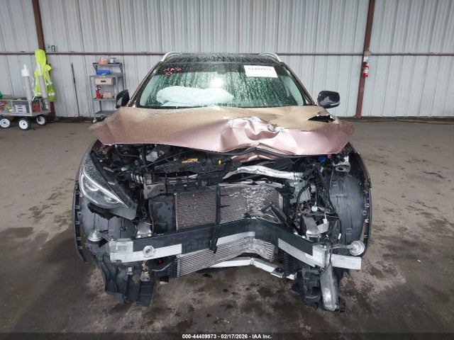 SJKCH5CR5JA057235 Infiniti Qx30 Premium