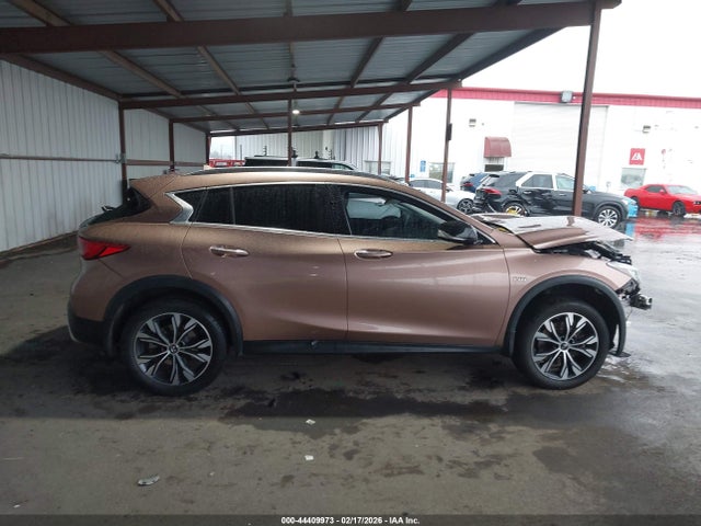 SJKCH5CR5JA057235 Infiniti Qx30 Premium