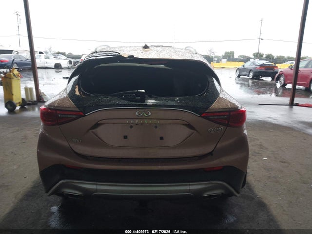 SJKCH5CR5JA057235 Infiniti Qx30 Premium