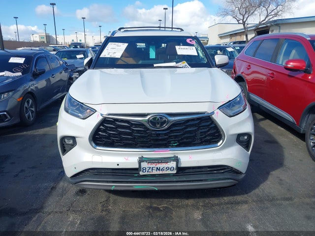 5TDFZRAHXNS095678 Toyota Highlander Platinum