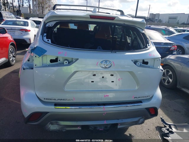5TDFZRAHXNS095678 Toyota Highlander Platinum