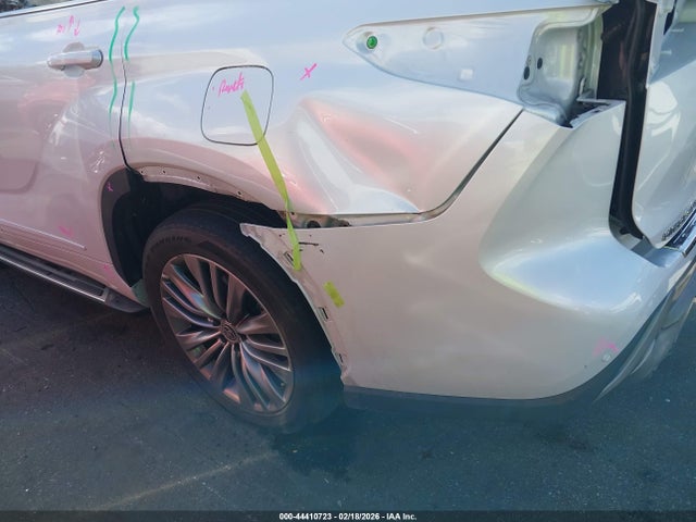 5TDFZRAHXNS095678 Toyota Highlander Platinum