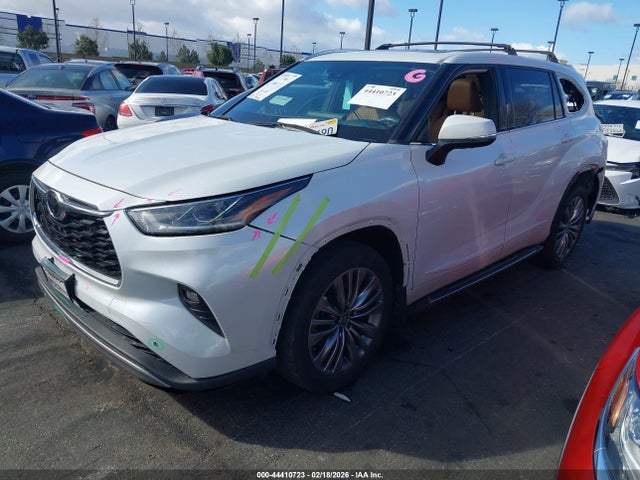 5TDFZRAHXNS095678 Toyota Highlander Platinum