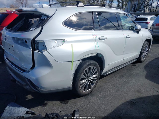 5TDFZRAHXNS095678 Toyota Highlander Platinum
