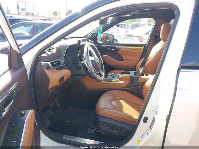 5TDFZRAHXNS095678 Toyota Highlander Platinum