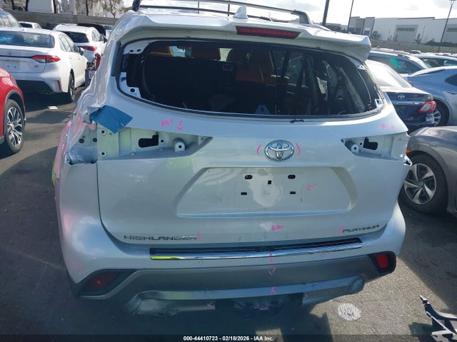 5TDFZRAHXNS095678 Toyota Highlander Platinum