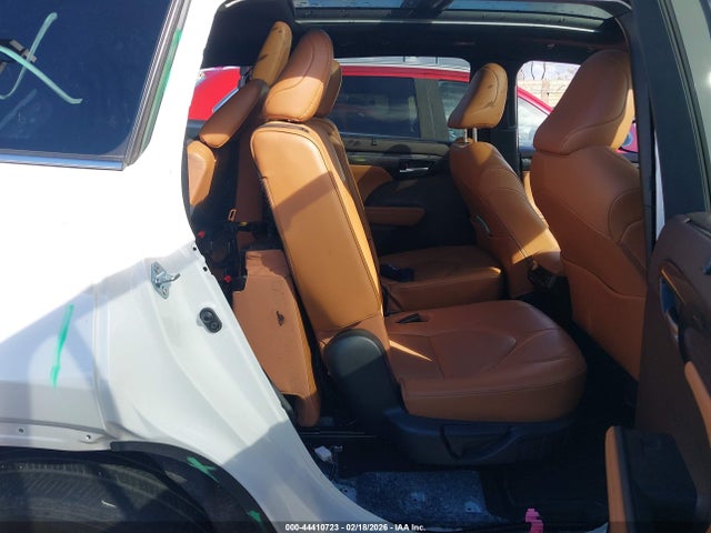5TDFZRAHXNS095678 Toyota Highlander Platinum